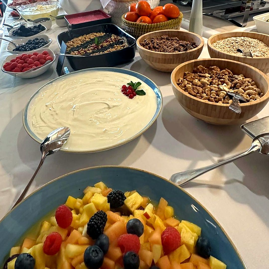 Brunch-Buffet mit Obstsalat, Joghurt, Müsli und Nüssen in Schalen